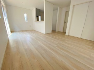 居間 【施工例】温かみのあるナチュラルテイストのLDK。ダイニングセットを置いてもゆとりがあります!