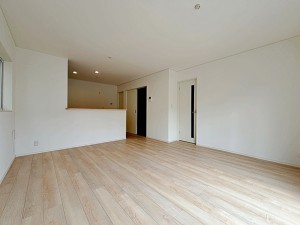 居間 【施工例】温かみのあるナチュラルテイストのLDK。ダイニングセットを置いてもゆとりがあります!