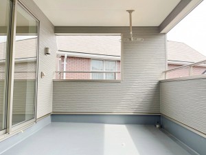 その他画像 【施工例】屋根のあるインナータイプのバルコニーだから、急な雨でも洗濯物が濡れにくくて安心