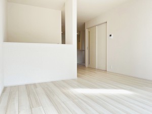 居間 【施工例】のんびりくつろぐソファや、お食事を楽しむダイニングセットを置いても圧迫感はありません。