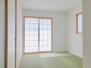 その他画像 【施工例】リビングと続き間の和室は落ち着きますね!ゆったりとした時間を過ごせます。