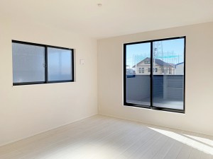 寝室 【施工例】南向きならではの恵まれた採光・通風。明るいお部屋は開放感がありますね。