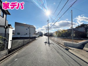 外観 前面道路はゆとりの6m!車通りが少なく、駐車が苦手な方でも安心の道路幅です