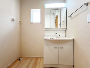 その他画像 【施工例】洗面台の三面鏡の裏には収納があるので、見られたくないものの収納に便利