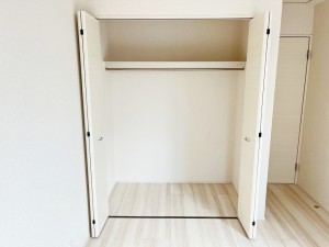 その他画像 【施工例】パイプハンガー付きのクローゼットは服を畳まず収納でき大切な衣類をシワや日焼けから守ります