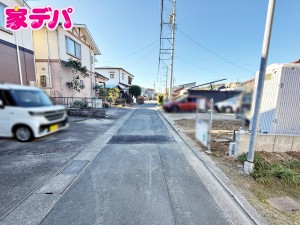 外観 前面道路は見通しが良く、車の移動もスムーズに行えます。