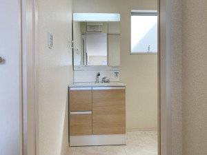 その他画像 【施工例】洗面台の三面鏡の裏には収納があるので、見られたくないものの収納に便利