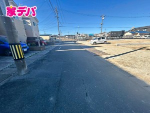 外観 前面道路は公道で、車のすれ違いもらくらく広々6mの幅があります