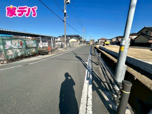 外観 前面道路は公道で、車のすれ違いもらくらく広々6mの幅があります