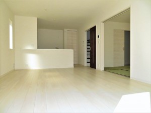 居間 【施工例】温かみのあるナチュラルテイストのLDK。ダイニングセットを置いてもゆとりがあります!