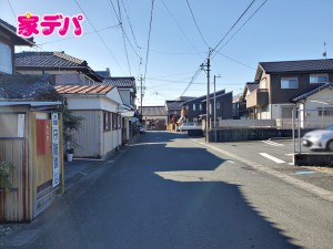 外観 前面道路はゆとりの6m!車通りが少なく、駐車が苦手な方でも安心の道路幅です