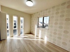 その他画像 【洋室6帖】 2面採光で、晴れの日の日中はいつも明るい室内に。窓を開放すれば気持ちの良い風が入ります。
