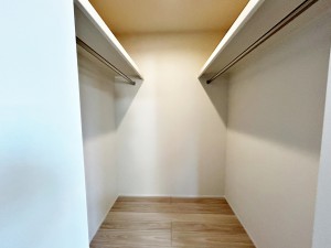 その他画像 【WIC】 寝室に隣接したウォークインクローゼット! 両サイドにたっぷり収納できます!