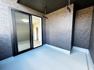 その他画像 【バルコニー】 屋根のあるインナータイプのバルコニーだから、急な雨でも洗濯物が濡れにくくて安心
