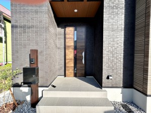 玄関 【玄関】 お洒落な玄関ポーチがご家族のお帰りを明るくお迎えしてくれます。