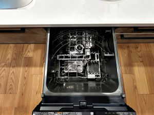 キッチン 食器洗浄乾燥機は時間のかかる食器洗いを楽にしてくれる上に水道代も安くなるスグレモノ