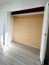 その他画像 パイプハンガー付きのクローゼットは服を畳まず収納でき大切な衣類をシワや日焼けから守ります。
