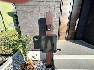 外観 ポストやインターホン等一体型のシンプルな門柱が標準設備!