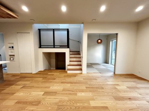 居間 リビング内の階段から2階へアクセス。家族が自然と顔を合わせコミュニケーションも高まりますね!