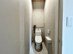 その他画像 【1階トイレ】 お手洗いは1階にも2階にもございます。混雑する時間帯も、2か所あると助かります。うれしい温水洗浄便座です。