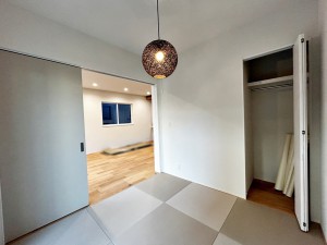 その他画像 【洋和室4.5帖】 続き間の和室は収納スペースとして利用したり、一つのお部屋としてご使用いただけます。