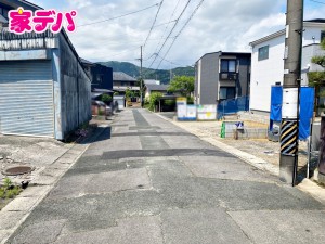 外観 前面道路は公道で、車のすれ違いもらくらく広々6mの幅があります