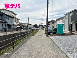 外観 前面道路は見通しが良く、車の移動もスムーズに行えます。
