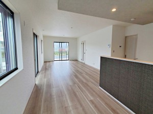 居間 【施工例】のんびりくつろぐソファや、お食事を楽しむダイニングセットを置いても圧迫感はありません。