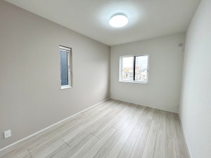 その他画像 【洋室6帖】 2面採光で、晴れの日の日中はいつも明るい室内に。窓を開放すれば気持ちの良い風が入ります。
