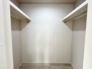 その他画像 【WIC】 ハンガーにかけた洋服、帽子やバッグ他収納した物を見渡すことができ整理整頓がしやすい!