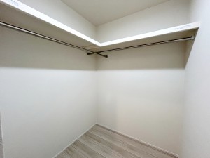 内装 【ファミリークローゼット】 今、子育て世帯に人気のファミリークローゼット。ご家族全員の衣類などをまとめて収納できれば片付けがスムーズに。