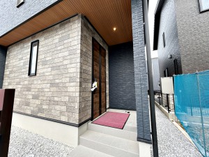 玄関 【玄関】 玄関が深い位置にあるので雨に濡れることなく身支度ができます