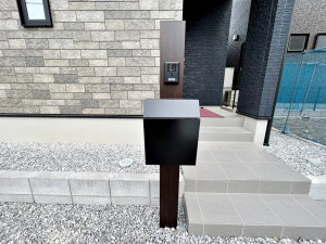 外観 お洒落な一体型で場所を取らない、玄関前のカメラ付インターホン・ポスト