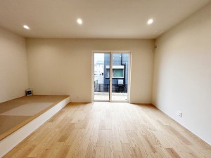 居間 沢山の光が差し込む明るいリビングは、開放的で心地よい空間です。自然と家族が集まり幸せな時間が流れます。