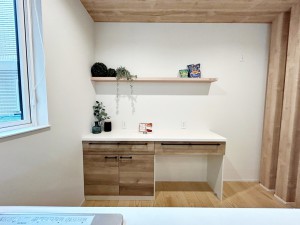キッチン リビングから見える位置なので、備え付けのカップボードでスッキリと見せることができるのは嬉しいですね