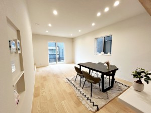 居間 【リビング21帖】 LDKはゆとりの21帖、家族がのびのびと過ごせる場所です!大きな窓のあるリビングは、陽光あふれる明るい空間です。居心地良く、憩いの空間となりそうですね。