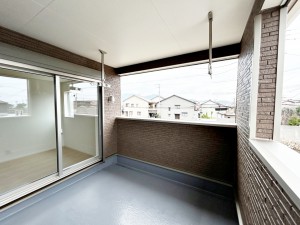 その他画像 【バルコニー】 2部屋からアクセス可能なインナーバルコニー。急な雨の日の洗濯物も安心です!天気の良い日は、ご家族の洗濯物・お布団をまとめて干せます