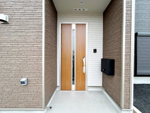 玄関 【玄関】 玄関が深い位置にあるので雨に濡れることなく身支度ができます