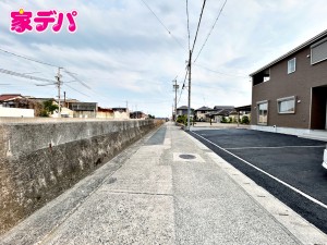 外観 前面道路:東側約4m幅