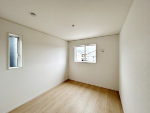 子供部屋 【洋室5.7帖】 腰窓で机や家具の配置がしやすい洋室5.7帖。子供部屋や書斎にもオススメです!
