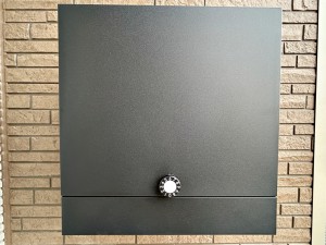 外観 おしゃれなポスト。玄関の庇の中なので雨の日も濡れずに郵便物を取り込むことができます。
