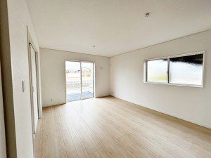 居間 大きな窓から柔らかな光が降り注ぎ、明るさが室内の奥まで行き渡ります。