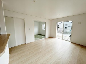 居間 ご家族みんながゆっくり過ごせるリビングは続き間の和室もあり、くつろぎの空間が広がります!