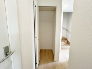 その他画像 1階廊下には収納スペースを設けております!日用品のストックや掃除用品の収納など、様々な面にご活用していただけます!