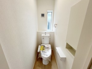 その他画像 【1階トイレ】 1、2階共にシャワー機能付!小窓が付いている為換気もスッキリして頂けます。