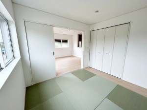 その他画像 【和室5.2帖】 リビングと続き間の和室は落ち着きますね。ゆったりとした時間を過ごせます。
