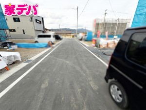 外観 前面道路は公道で、車のすれ違いもらくらく広々6mの幅があります