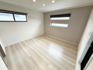 その他画像 【洋室8帖】 2面採光で、晴れの日の日中はいつも明るい室内に。窓を開放すれば気持ちの良い風が入ります。