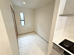 内装 【パントリー】 冷蔵庫も置ける広さがあるのでキッチンから生活感を隠し、スッキリとした空間を確保しやすいです。