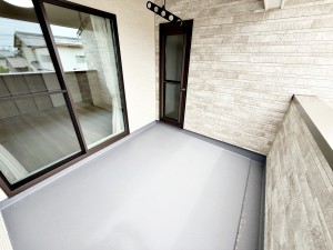 その他画像 【バルコニー】 2部屋から出入り可能なインナーバルコニー。屋根があるので天候に左右せずにバルコニーを使えます。